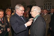 Krzyż Wielki Bractwa Kurkowego otrzymał z rąk Prezydenta Miasta Krakowa Mieczysław Kuźma, który obchodził 40-lecie działalności 