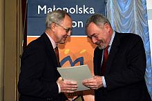 Nagrodę pieniężną ufundowaną przez Marszałka Województwa Małopolskiego oraz Prezydenta Miasta Krakowa wręczył laureatowi Prezyde