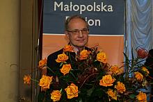 Prof. dr hab. Aleksander Fiut wyróżniony został za całokształt osiągnięć krytycznoliterackich w dziedzinie literatury najnowszej