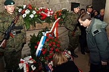 Kwiaty przy grobie Kościuszki złożyli również przedstawiciele konsulatu amerykańskiego.