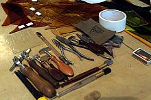 Specjalistyczne narzędzia: diamenty do cięcia szkła oraz noże do szablonowania.