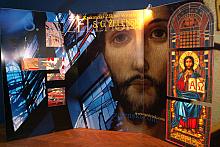 W części ekspozycyjnej muzeum zobaczyć można m.in. witraż Stefana Matejki "Chrystus Pantokrator" z roku 1921 oraz maki
