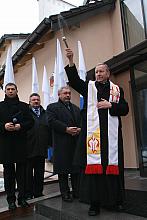 Budynek poświęcił Rektor Sanktuarium Bożego Miłosierdzia w Krakowie bp. Jan Zając.