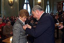 Odznaka przyznawana jest w uznaniu zasług dla Krakowa i jego mieszkańców.