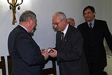 Prezes Polskiego Związku Szachowego Janusz Woda odznaczył Prezydenta Krakowa Złotą Odznaką Polskiego Związku Szachowego.