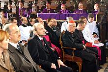 We mszy św. udział wzięli:Kazimierz Marcinkiewicz, Premier RP, przedstawiciele władz kościelnych, a także liczna grupa samorządo