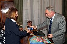 Pamiątkowy upominek z rąk Prezydenta Krakowa Jacka Majchrowskiego odebrała Galina Pototskaya z Moskiewskiej Izby Przemysłowo-Han