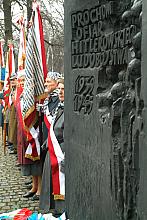 Kwiaty pod pomnikiem ofiar hitlerowskiego ludobójstwa