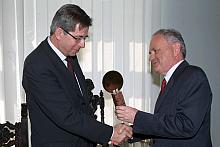 Medal za Mądrość Obywatelską prof. Andrzej Zoll odebrał z rąk redaktora naczelnego miesięcznika Kraków.