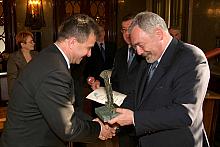 Wręczenie przez prof. Jacka Majchrowskiego, Prezydenta Krakowa statuetek przedstawicielom wyróżnionych firm.