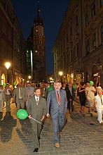 Prezydent Miasta Krakowa oraz Przewodniczący Rady i Zarządu Dzielnicy I Stare Miasto spacerujący ul. Floriańską.