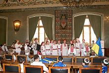 W sali Obrad Rady Miasta Krakowa śpiewa zespół "Wiesnianka" z Równego.