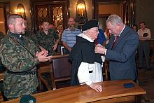 Ojciec generał Adam Studziński, wieloletni kapelan Marszu otrzymuje od Prezydenta Jacka Majchrowskiego Odznakę "Honoris gra