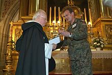Ojciec generał Adam Studziński, wieloletni kapelan Marszu, otrzymuje szablę w dowód szacunku i wdzięczności.