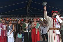 Dzwonek w dłoni Waldemara Domańskiego pomaga zapanować nad tysiącami śpiewających krakowian.