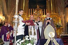 Duchowieństwo i wierni archidiecezji krakowskiej żegnali księdza biskupa Stanisława Smoleńskiego.