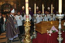 Mszę świętą przy trumnie Zmarłego koncelebrował ksiądz kardynał Franciszek Macharski.