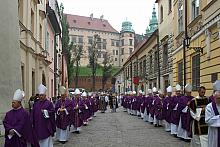 Najpiękniejszą i najszacowniejszą ulicą starego Krakowa kondukt zbliża się do kościoła pod wezwaniem św. św. Piotra i Pawła.