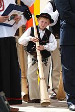 Najmłodszy z "Haniaczyków" ubrany, podobnie jak i starsi członkowie zespołu, w piękny, autentyczny strój orawski.