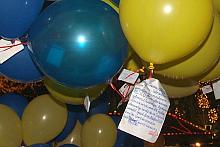 Listy napisane przez dzieci do Świętego Mikołaja przypięto do balonów...