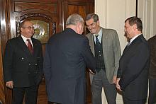 Gratulacje składa Thomas Gläser, Konsul Generalny Republiki Federalnej Niemiec. Po lewej Mykhailo Brodovych, Konsul Generalny Uk