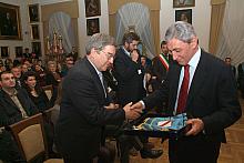 ...podarował Henrykowi Bątkiewiczowi, Zastępcy Prezydenta Miasta Krakowa, prezent z symbolem regionu Campania.