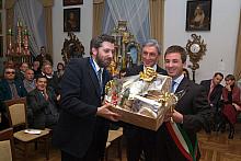 Natomiast burmistrz Giffoni Valle Piana Russo Mando, wręczył na ręce Dyrektora MHK przysmaki ze swojego regionu.