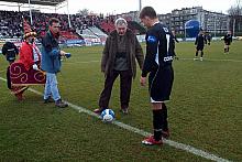 Prezydent Majchrowski jako pierwszy kopnął piłkę.