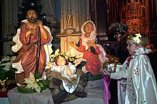 Koncert odbył się w Święto Trzech Króli. Na zdjęciu widoczny chłopiec, grający króla niosącego dary małemu Jezuskowi.
