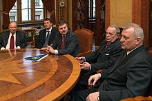 ...Marek Szajna, Sekretarz Generalny ZPRP, Peter Fröschl, Członek Europejskiej Federacji Piłki Ręcznej EHF, Laszko Sinka, Człone