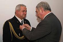 Jacek Majchrowski, Prezydent Miasta Krakowa, wręczył Komendantowi Pękali Odznakę "Honoris gratia"...