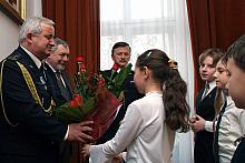 Dzieci ze Szkoły Podstawowej nr 24 im. Krakowskiej Straży Pożarnej wręczyły kwiaty.