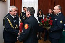 Komendant otrzymał od przedstawicieli Ochotniczej Straży Pożarnej figurkę św. Floriana, patrona wszystkich strażaków oraz kwiaty