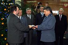 Młodszy inspektor Tadeusz Budzik (po prawej) przyjął z rąk Marka Bieńkowskiego, Komendanta Głównego Policji, nominację na stanow