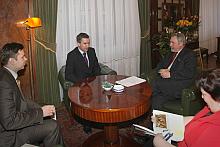 Spotkanie dotyczyło współpracy kulturalnej. Po lewej stronie - Aleksander Czesnowski, II Sekretarz Ambasady Republiki Białorusi.