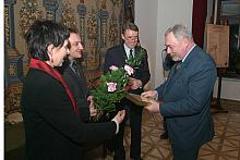 Danuta Glondys, Dyrektor Stowarzyszenia Willi Decjusza, wręczyła Prezydentowi Majchrowskiemu...