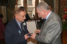 Jacek Majchrowski, Prezydent Miasta Krakowa, wręczył Jubilatowi Odznakę "Honoris gratia"...