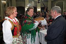Mieszkańcy starych, wiejskich osiedli Nowej Huty wręczyli Prezydentowi tradycyjnie wypiekany chleb.