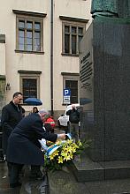 ...Jacek Majchrowski, Prezydent Miasta Krakowa oraz Paweł Klimowicz, Przewodniczący Rady Miasta, złożyli kwiaty pod pomnikiem...