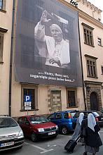 Także na krakowskim magistracie zawisło wielkie, przejmujące w swojej wymowie, zdjęcie Jana Pawła II