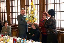 W Wielki Czwartek Prezydent Jacek Majchrowski spotkał się z grupą emerytów i rencistów.