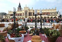 Wielkanocny Stół, w przepięknej scenerii Rynku Głównego, przygotował Jacek Łodziński, znany  krakowski restaurator.
