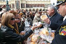 ...2 tysiące "wielkanocnych chlebków" z dołączonymi życzeniami od Prezydenta Miasta oraz 3 tysiące poświęconych jaj.