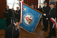 Nowo powołany komendant, zgodnie z tradycją, ucałował sztandar krakowskiej Straży Pożarnej.