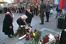U stóp Wawelu, pod Krzyżem Katyńskim w hołdzie pomordowanym złożono wieńce i wiązanki kwiatów. Na zdjęciu przedstawicielki Stowa