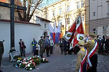 Hołd złożyli krakowscy harcerze. Przy Krzyżu Katyńskim wartę honorową pełnili żołnierze Wojska Polskiego i Policja.