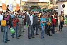Wydarzeniu na Rynku Głównym towarzyszyły zielone baloniki. Zielony to kolor nadziei. Krakowianie mają jednak pewność, że Kraków 
