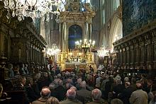 W wawelskiej katedrze uroczyste nabożeństwo rozpoczęło się o godzinie 10.00.