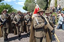 Pięknie prezentowali się schodzący z Wawelu żołnierze w tradycyjnych mundurach strzelców podhalańskich. 