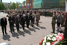Zgodnie z tradycją patriotyczny pochód zatrzymał się, aby złożyć kwiaty pod Krzyżem Katyńskim.